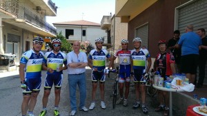 il gruppo ciclistico di Trebisacce raggiunge Cariati. In foto con il sindaco Sero