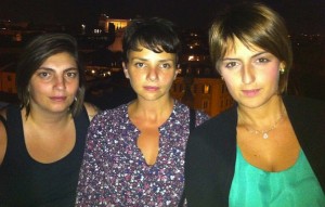 Dalila Nesci (a destra nella foto) insieme ad altre due deputate del M5S, la Castelli e la Spadoni