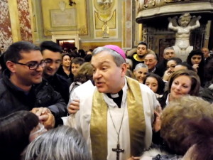 Marcianò abbraccia i tanti fedeli in Cattedrale
