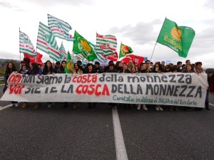 Manifestanti sulla S.S. 106
