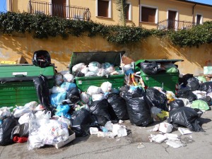 Rifiuti in strada a Rossano