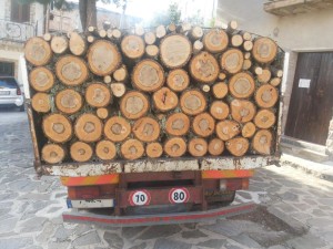 L'autocarro sequestrato a Trebisacce