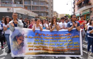 Gli studenti in corteo per ricordare la giovane Fabiana Luzzi, uccisa un anno fa dal suo ragazzo