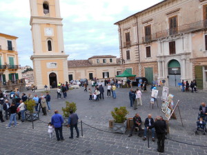 Opere d'arte in piazza Steri, nel centro storico rossanese (foto A. Le Fosse)