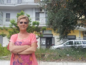 La protesta di Patrizia Molinare di fronte l'Agenzia delle Entrate