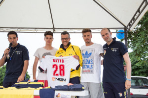 I fratelli Gatto insieme allo staff della scuola calcio scuola calcio Giovani Talenti AJ 