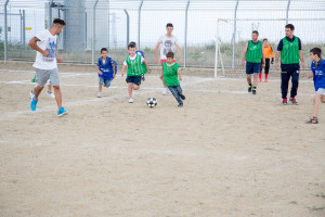 I bambini della scuola calcio Giovani Talenti AJ giocano insieme ai fratelli Gatto