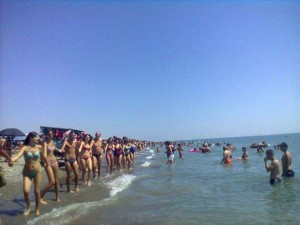 La catena umana realizzata domenica 10 agosto a Policoro
