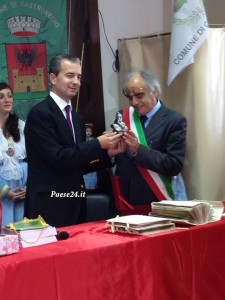 Scambio di doni con ministro albanese