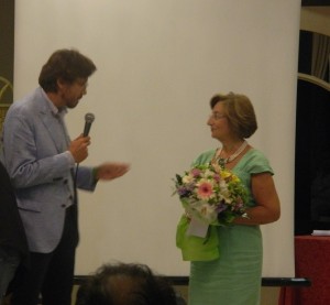 Domenico Marino omaggia la moglie di Antonio Romeo, Emilia Benvenuti