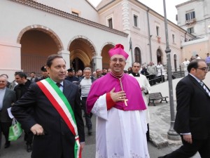 Il sindaco accoglie il nuovo Vescovo (Foto del Reporter Antonio Le Fosse)
