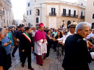 Mons. Satriano con il sindaco di Rossano in Piazza Duono a Brindisi (Foto di Antonio Le Fosse)