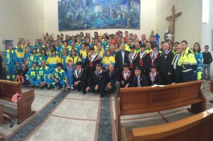 Foto di gruppo in chiesa