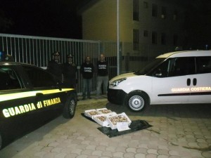 Il pesce sequestrato dagli uomini della Guardia Costiera e da quelli della Guardia di Finanza 