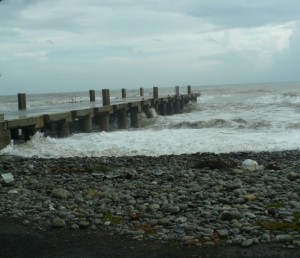 Pontile con mareggiata