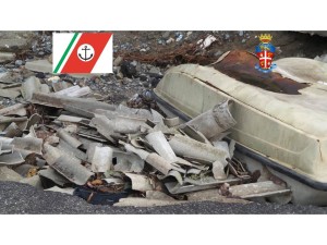 I materiali pericolosi ritrovati in una discarica abusiva a Cariati