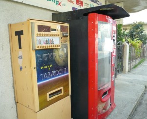 Il distributore rosso quello danneggiato