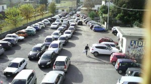 Il piazzale della stazione "tutto esaurito"