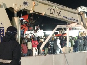 La Nave con i profughi a bordo (Foto del Reporter Antonio Le Fosse)