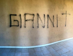 La scritta intimidatoria