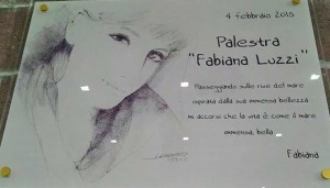 La targa presente all'esterno della palestra intitolata a Fabiana Luzzi