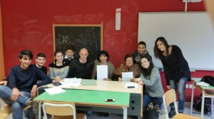 Francesco Caligiuri, Nuccia Benvenuto e Diamante Bruno con gli studenti dello scientifico di Corigliano
