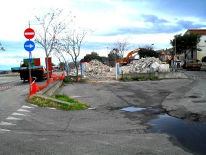La demolizione dell'edificio Caccuri