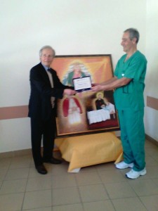 L'artista francesco Diego in compagnia di un medico della struttura ospedaliera di Policoro durante la consegna del dipinto