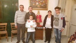 La famiglia Rino e don Diego attorno a Gesù Bambino