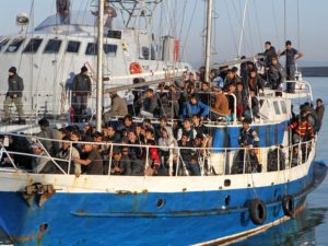 Fermato dalla Guardia di finanza di Crotone un veliero con a bordo 137 clandestini